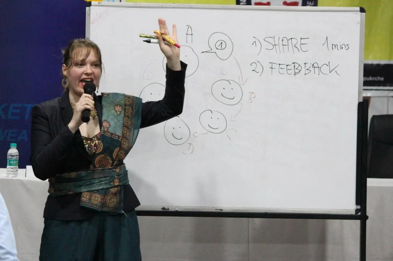 Christina Wessendorf — live in der Moderation, das Gespräch als Bild.